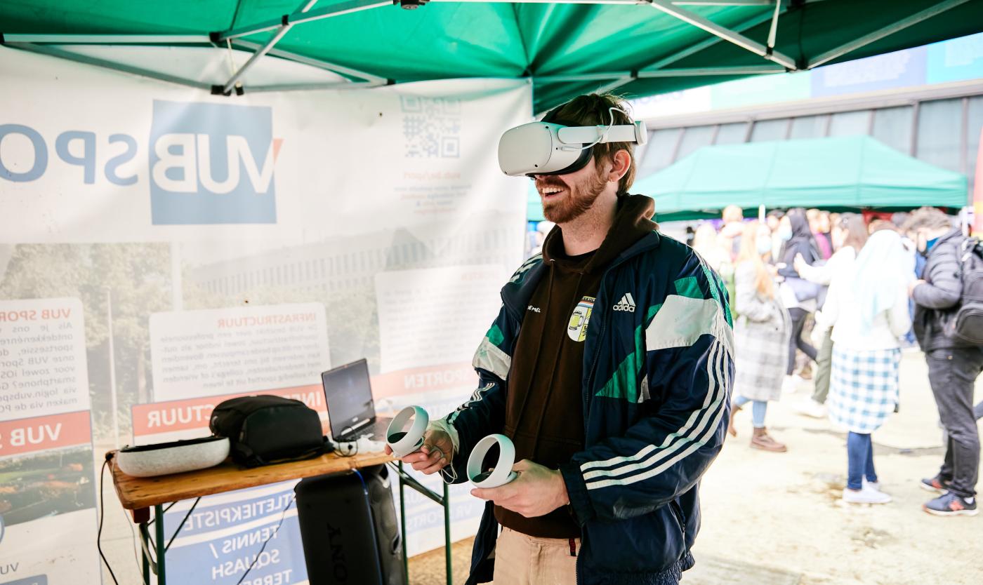 Persoon met VR bril op het evenement Kick Off op Campus Etterbeek