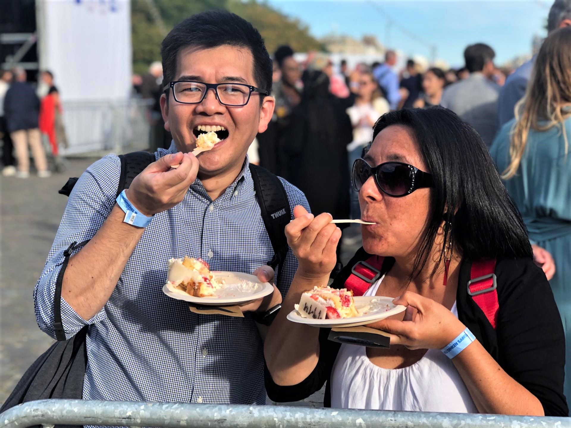 Twee VUB-alumni eten taart tijdens de Academische Opening
